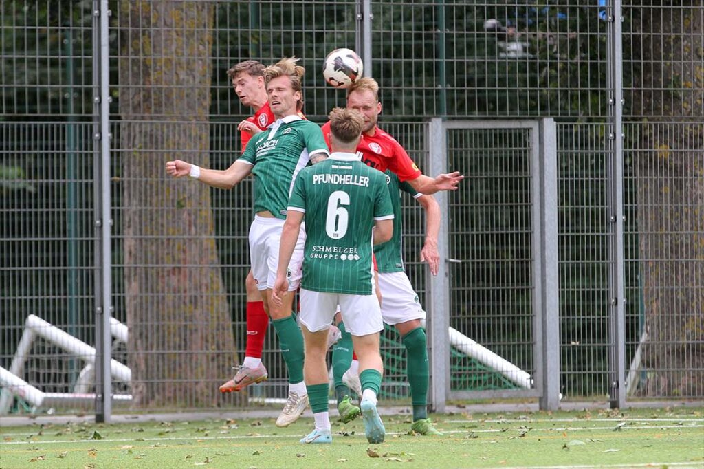 Marvin Müller (Kilia Kiel) und Julius Alt (re.) im Kopfballduell gegen Menke (VfB Lübeck). © 2025 Ismail Yesilyurt