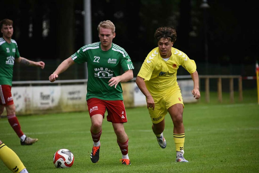 Jannis Brandt (li, MTSV Hohenwestedt) im letzten Spiel gegen Dornbreite Lübeck). © 2024 Olaf Wegerich Jannis Brandt (MTSV Hohenwestedt) gegen Fares Hadj (Dornbreite Lübeck). © 2024 Olaf Wegerich