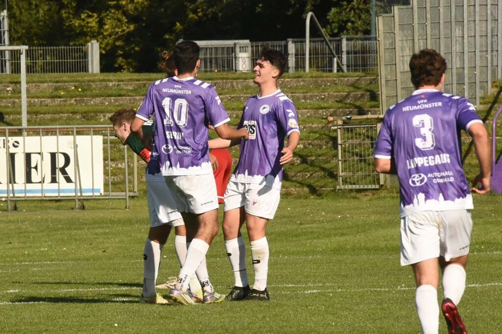 Jubelt Visar Mehmeti (VfR Neumünster auch gegen seinen Ex-Verein Inter Türkspor Kiel? © 2025 Olaf Wegerich Jubelt Visar Mehmeti (VfR Neumünster auch gegen seinen Ex-Verein Inter Türkspor Kiel? © 2025 Olaf Wegerich