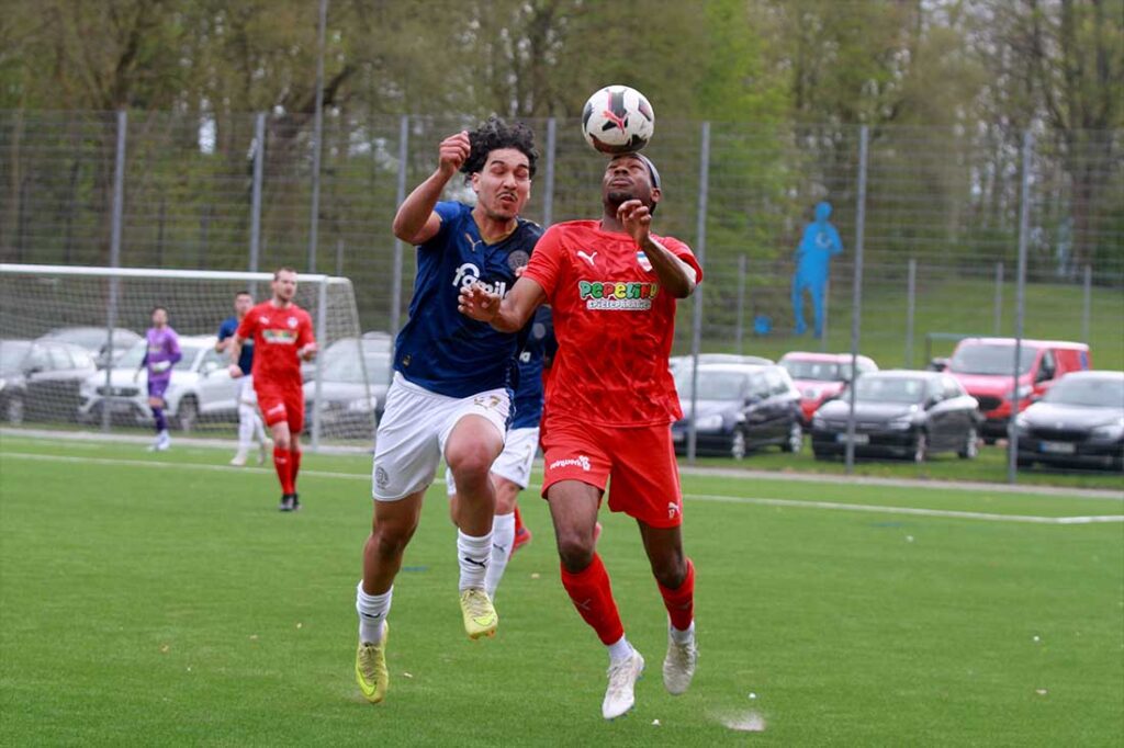 Denzel Imasün (Inter Türkspor Kiel) ist eher am Ball als Islam Matene (Holstein Kiel II). © 2026 Ismail Yesilyurt