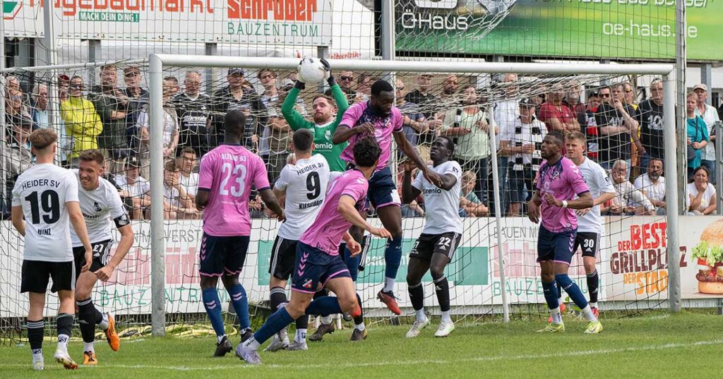 Keeper Eric Gründemann (Heider SV) packt sicher zu. © 2025 Volker Schlichting Keeper Eric Gründemann (Heider SV) packt sicher zu. © 2025 Volker Schlichting