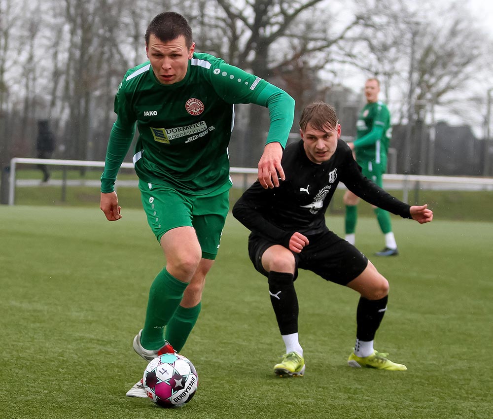 Bordesholms Florian Härter (vorne) lag die Möglichkeit zum 2:0 vor der Pause vor. Bordesholms Florian Härter (vorne) lag die Möglichkeit zum 2:0 vor der Pause vor. © Ismail Yesilyurt
