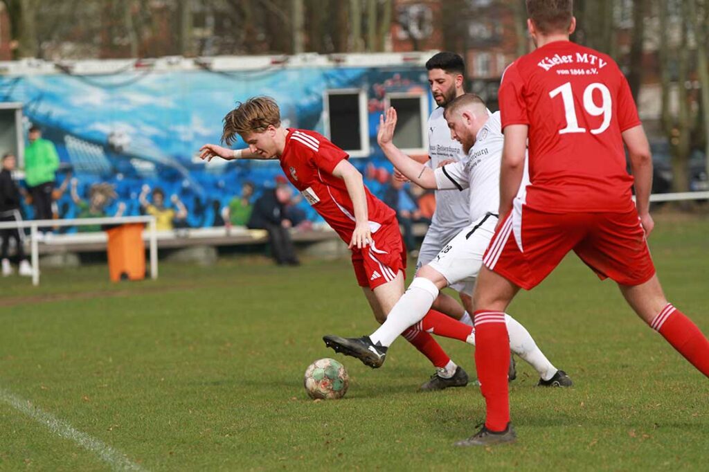 Hier gibt es gleich den Freistoß zum 2-1. Janne Rudolph (Kieler MTV) gegen den aktiven Alex Schachmeier und Volkan Töremen (Probsteier SG). © 2026 Ismail Yesilyurt