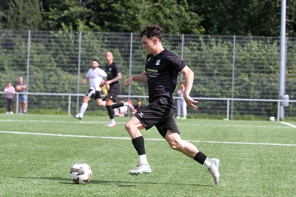 Niklas Völker (TSV Hattstedt) trifft zum überraschenden, aber gerechten 1:1 gegen den Eckernförder SV. © 2025 Ismail Yesilyurt