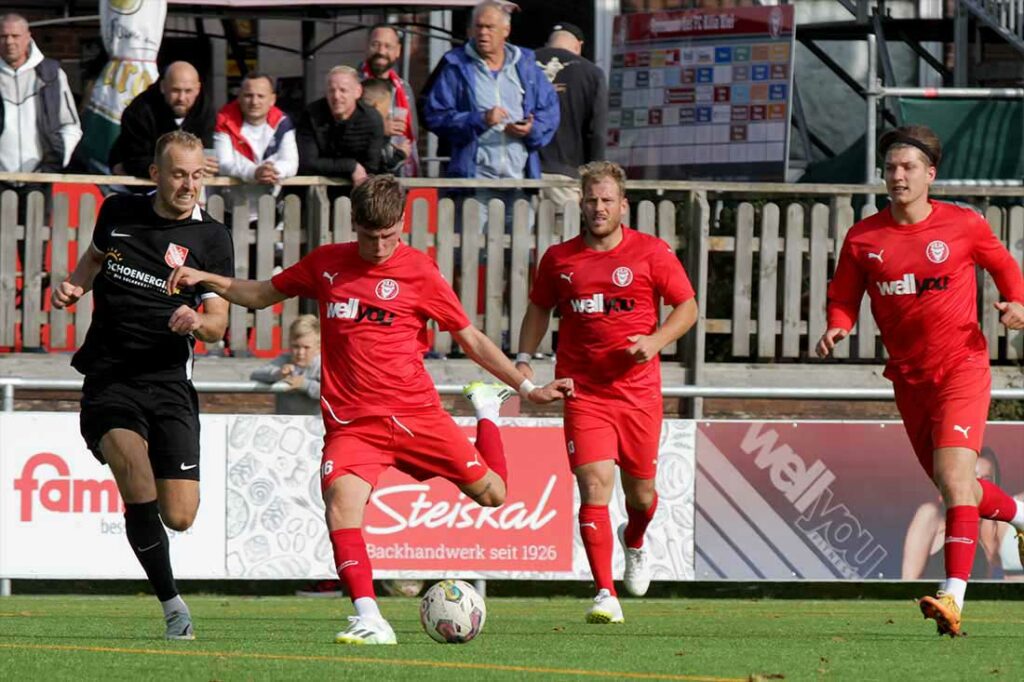 Jeppe Waschko (Kilia Kiel), zum ersten Mal in der Startelf, versucht es nach der Pause mit einem Distanzschuss. © 2023 Ismail Yesilyurt