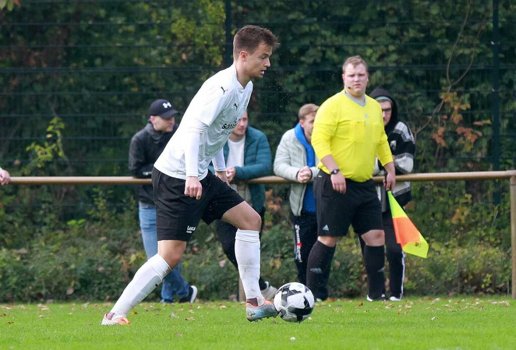 Justus Kiewald spielt eine gute Saison. Die wenigen Gegentore, auch ein Verdienst des Abwehrspielers. © 2022 Ismail Yesilyurt