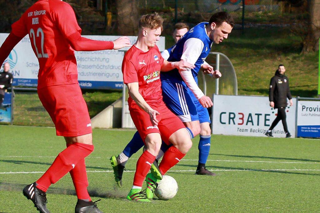 Die Szene, die zum Elfmeter führt - links Tom Schmidtke (Inter Türkspor), rechts Frederik Kaps (Oldenburger SV). © 2023 Ismail Yesilyurt