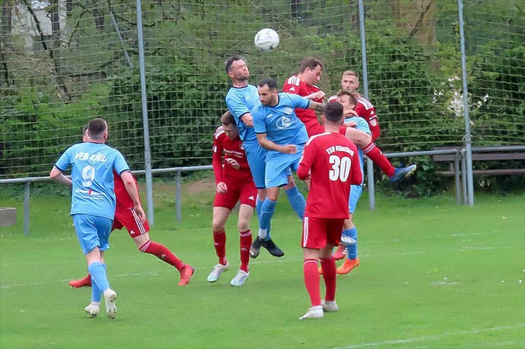 Getümmel im TSV-Strafraum zwischen VfB Kiel und dem TSV Flintbek (in rot). © 2023 Tobias Möhle Getümmel im TSV-Strafraum zwischen VfB Kiel und dem TSV Flintbek (in rot). © 2023 Tobias Möhle