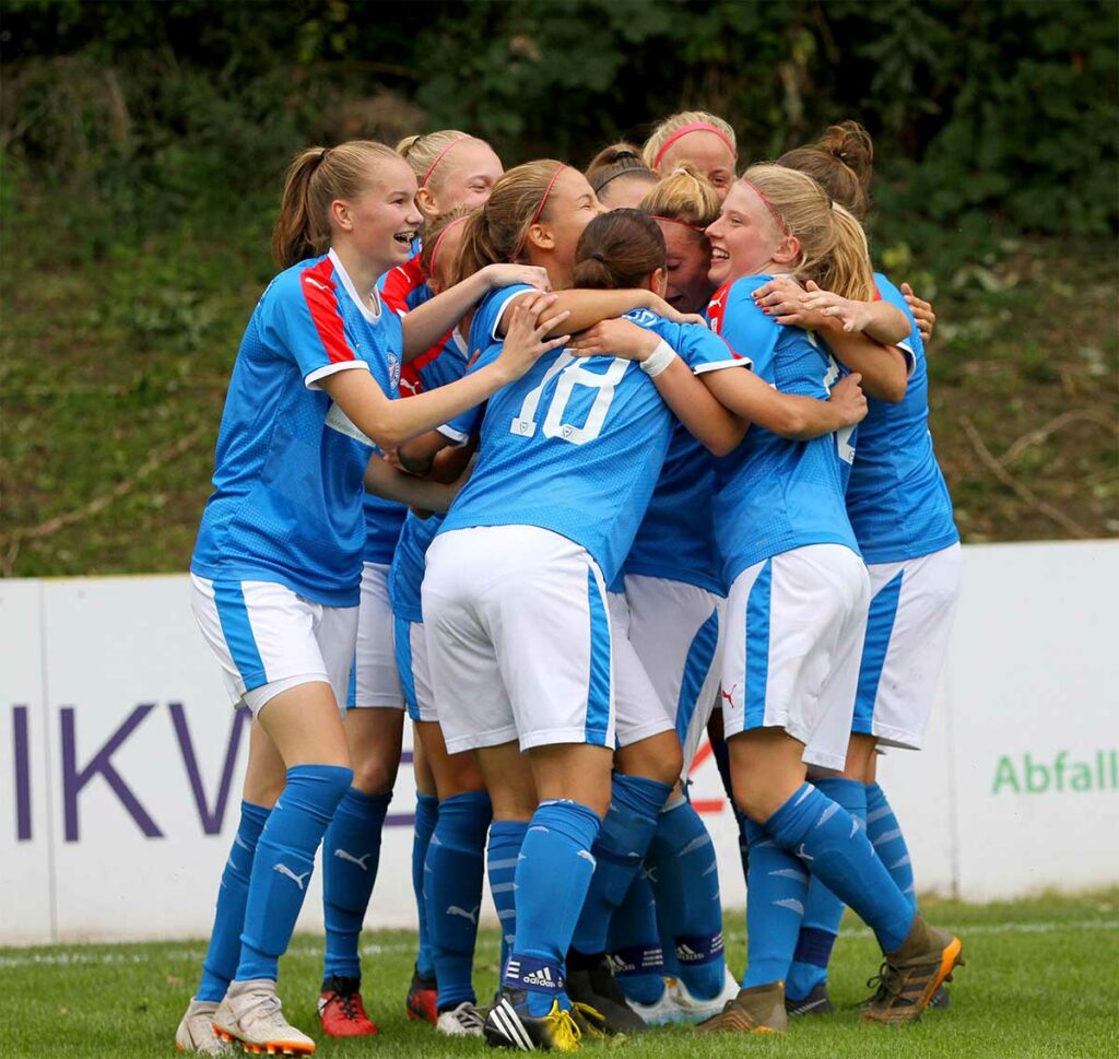 Freude pur bei den Holstein Women nach dem 1:0 durch Alina Steiner (vorne rechts). Freude pur bei den Holstein Women nach dem 1:0 durch Alina Steiner (vorne rechts).
