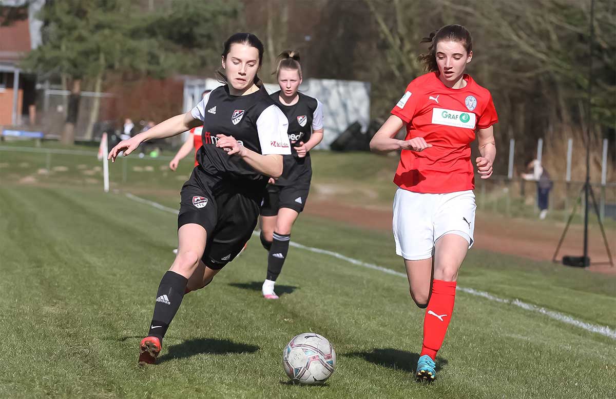 Jula Schweckendiek (re.) Jula Schweckendiek (re., Holstein Kiel) gegen Kira Bölke (Magdeburger FFC), die zum Ausgleich traf