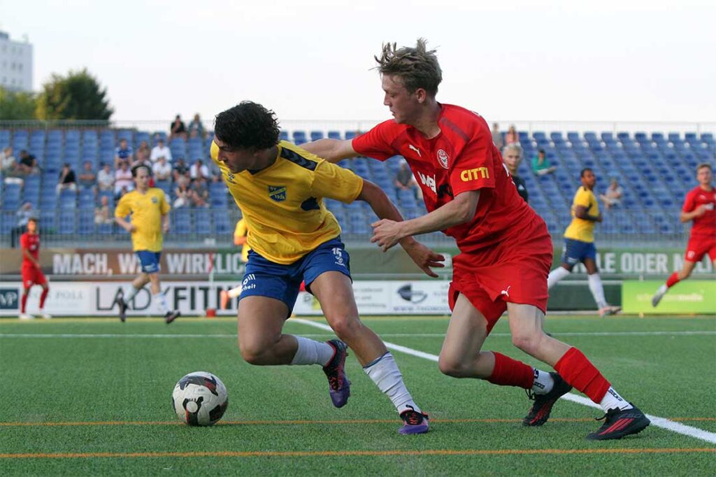 Lucas Groß (Kilia Kiel) versucht, Benny Soares (SV Todesfelde) den Ball abzujagen. © 2026 Ismail Yesilyurt Lucas Groß (Kilia Kiel) versucht, Benny Soares (SV Todesfelde) den Ball abzujagen. © 2026 Ismail Yesilyurt