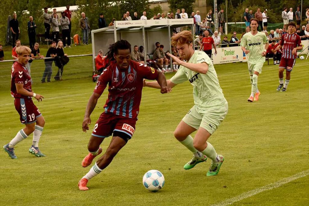 Obina Iloka (Weiche Flensburg) gegen Meiko Werner (PSV Neumünster). © 2025 Olaf Wegerich