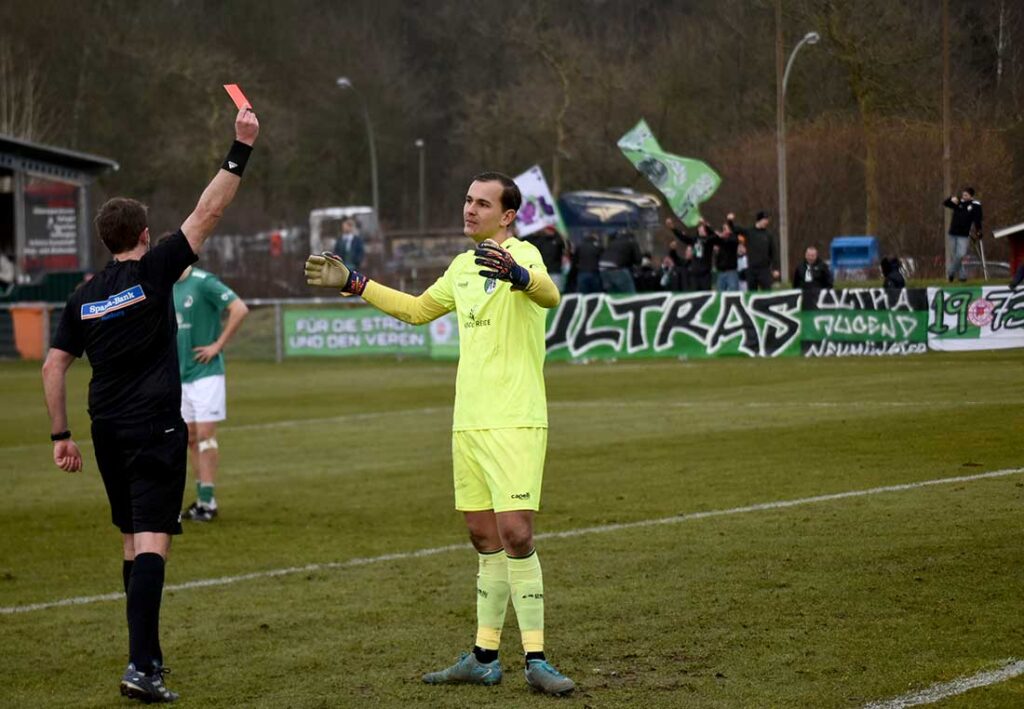 Der gute Schiedsrichter Malte Gerhardt zeigt Noah Oberbeck (VfB Lübeck II) die rote Karte. © 2025 Olaf Wegerich