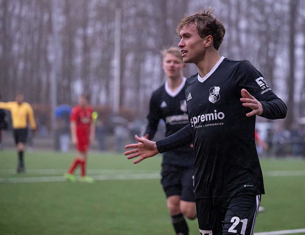 Thede Reimers (Heider SV) nach seinem schnellen 1:0 bei Inter Türkspor Kiel. © 2025 Volker Schlichting Thede Reimers (Heider SV) nach seinem schnellen 1:0 bei Inter Türkspor Kiel. © 2025 Volker Schlichting