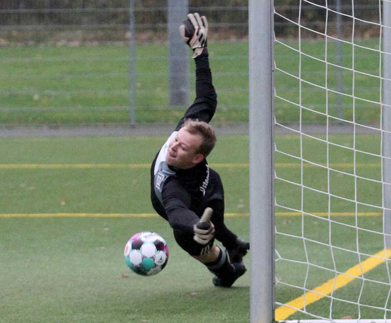 Starke Parade von OTSV-Keeper Anton Dembowski beim Elfmeter. Starke Parade von OTSV-Keeper Anton Dembowski beim Elfmeter.
