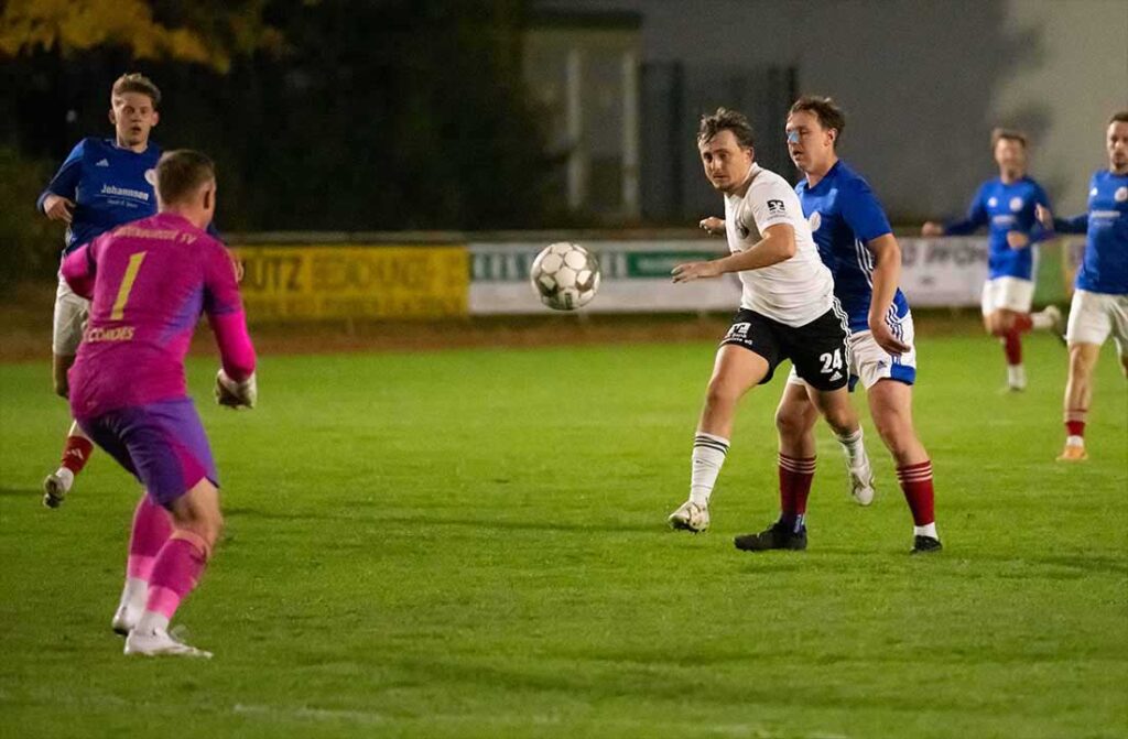 Torwart Cedric Cordes (Oldenburger SV) war vor dem heranstürmenden Jan Wandsiedler (Heider SV) den Ball wegschlagen. © 2024 Volker Schlichting