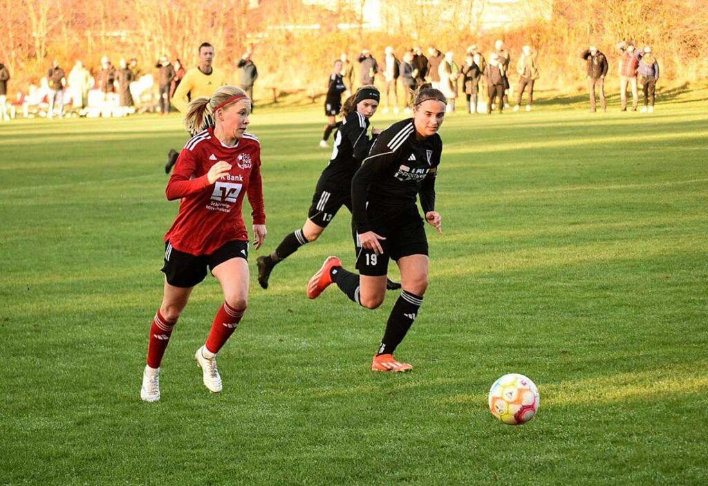 Laura Bahr (SG NieBar), beste Torschützin in der Oberliga, gegen Laura Leege (re., Vineta Audorf). © 2024 Olaf Wegerich