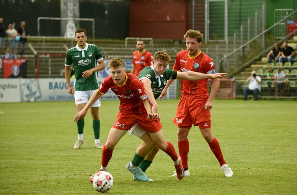 Bjarne Pfundheller (VfB Lübeck) gegen Luca-M. Schlake (li) und Justin Bretgeld (Bremer SV). © 2025 Olaf Wegerich Bjarne Pfundheller (VfB Lübeck) gegen Luca-M. Schlake (li) und Justin Bretgeld (Bremer SV). © 2025 Olaf Wegerich