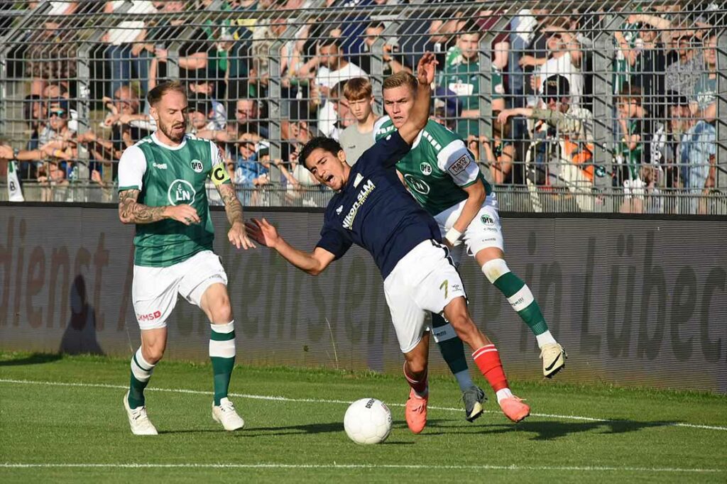 Julius Kliti (Phönix Lübeck) vs. Marvin Thiel (li.) und Julian Albrecht (VfB Lübeck). © 2024 Olaf Wegerich Julius Kliti (Phönix Lübeck) vs. Marvin Thiel (li.) und Julian Albrecht (VfB Lübeck). © 2024 Olaf Wegerich
