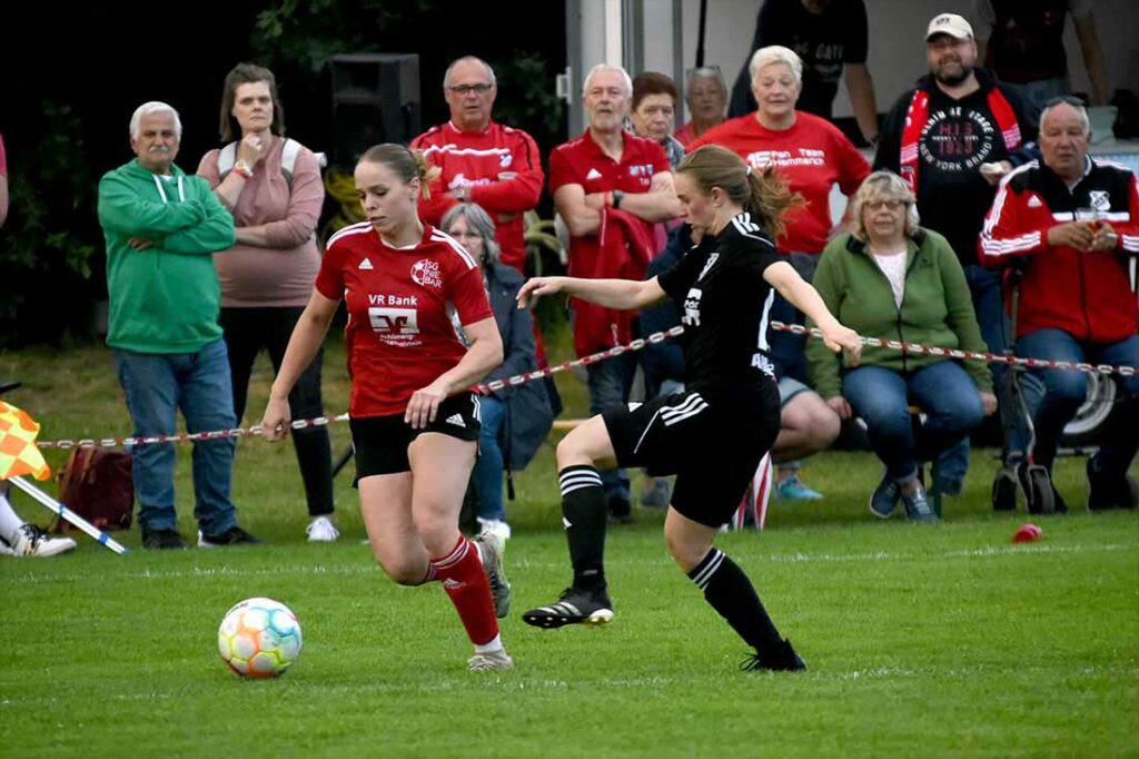 Lilly Jurkat-Einfeldt (SG NieBar) gegen Anneke Arendt (re., FFC Audorf/Felde). © 2024 Olaf Wegerich