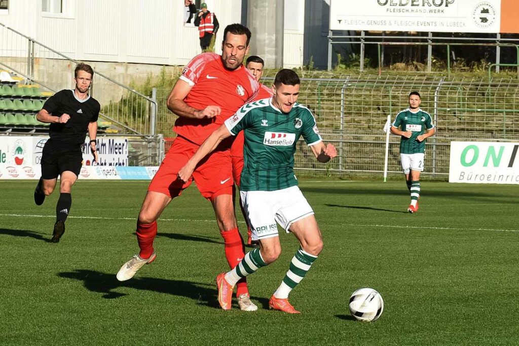 Notbremse von Niklas Tasky (TSV Havelse) gegen Marius Hauptmann (VfB Lübeck). © 2022 Olaf Wegerich Notbremse von Niklas Tasky (TSV Havelse) gegen Marius Hauptmann (VfB Lübeck). © 2022 Olaf Wegerich