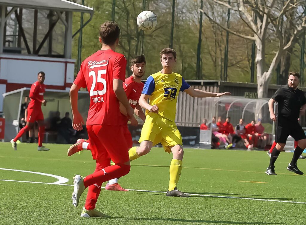 Lars Till (in gelb) und der OTSV investierten in der Defensive viel, aber der Kilia-Express, hier mit Tom Baller (hinten) und Drilon Trepca hatte zu viel Power.