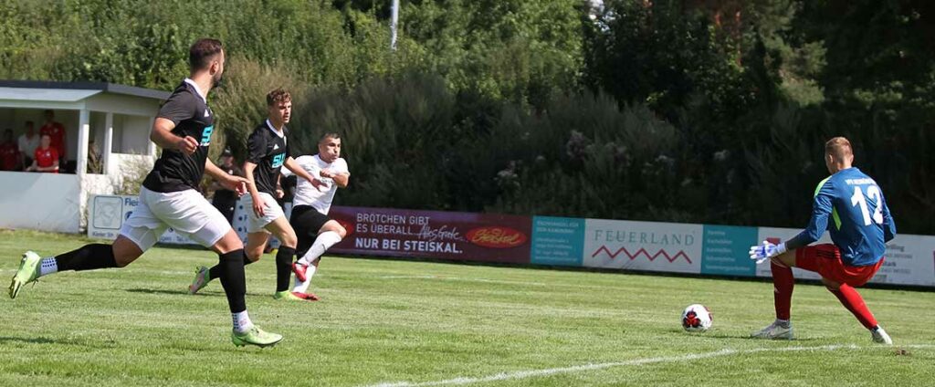 Gute Chance für Jomard Mousa (in weiss), zum 1:1, nachdem er Tino Knobel ausgetrickst hat, den zentralen Schuss wehrt VfR-Keeper Bennet Sparfeld ab. © Ismail Yesilyurt