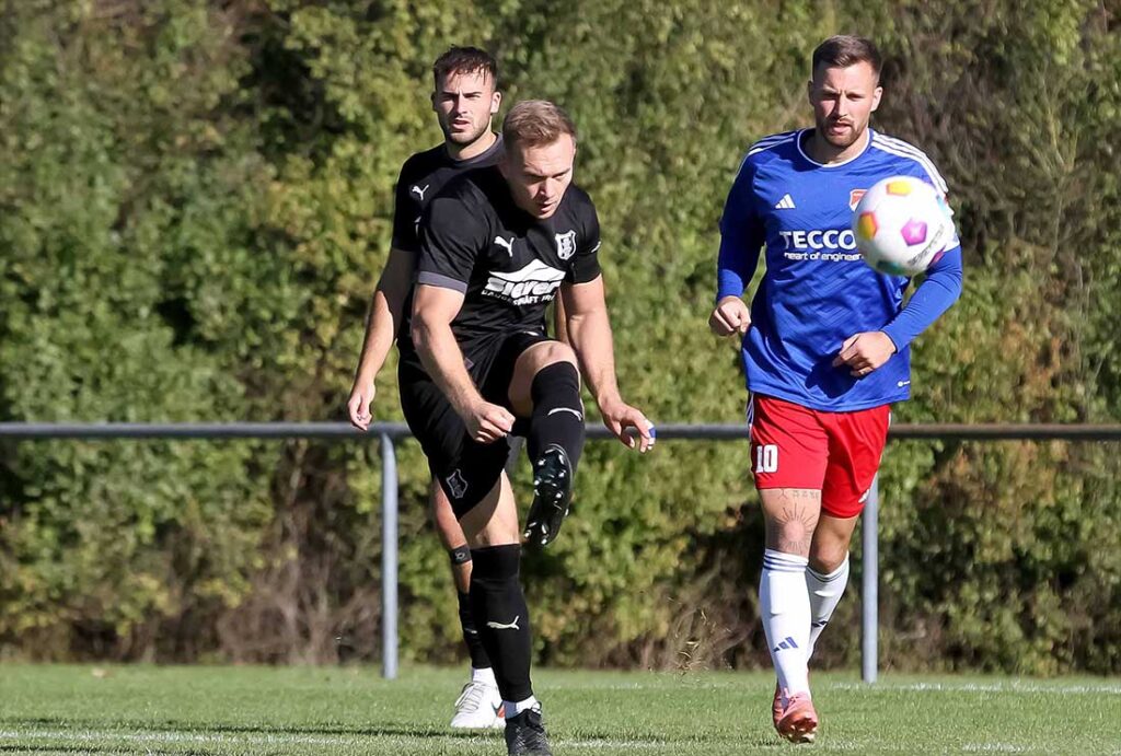 Julian Zülsdorff (li., Eckernförder SV) erzielte die sehr wichtige Führung in Kronshagen. © 2024 Ismail Yesilyurt