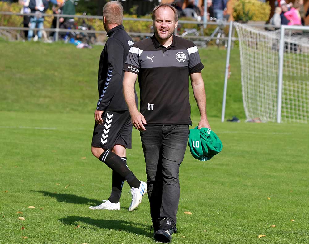 Wird die Saison 26/27 für Cheftrainer Dennis Trociewicz und dem TSV Klausdorf ein guter Jahrgang? © 2022 Ismail Yesilyurt Die aktuelle Saison bereitet Cheftrainer Dennis Trociewicz viel Freude. © 2022 Ismail Yesilyurt