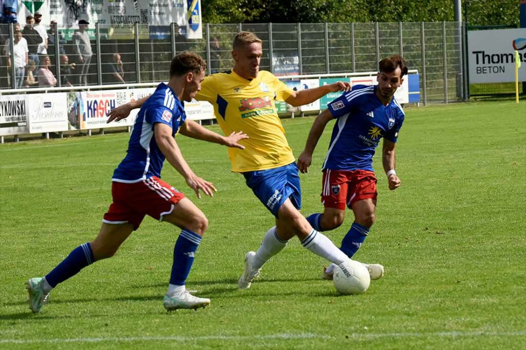 Til Weidemann (mitte, Todesfelde) markiert den Endstand. © 2024 Olaf Wegerich Til Weidemann (mitte, Todesfelde) markiert den Endstand. © 2024 Olaf Wegerich
