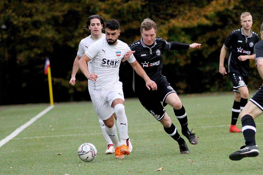 Michael Kiefer (VfR Laboe), der hier Halil Karakaya (Inter Türkspor II) attackiert, gehörte zu den Leistungsträgern. © Ismail Yesilyurt