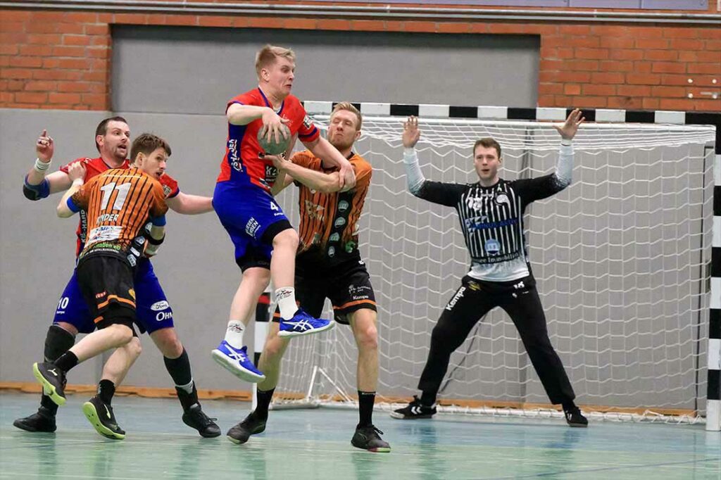 Flemming Bunse, mit Ball in Aktion beim Spiel in Mönkeberg, machte ein gutes Spiel. © 2024 Ismail Yesilyurt Flemming Bunse mit Ball in Aktion beim Spiel in Mönkeberg. © 2024 Ismail Yesilyurt