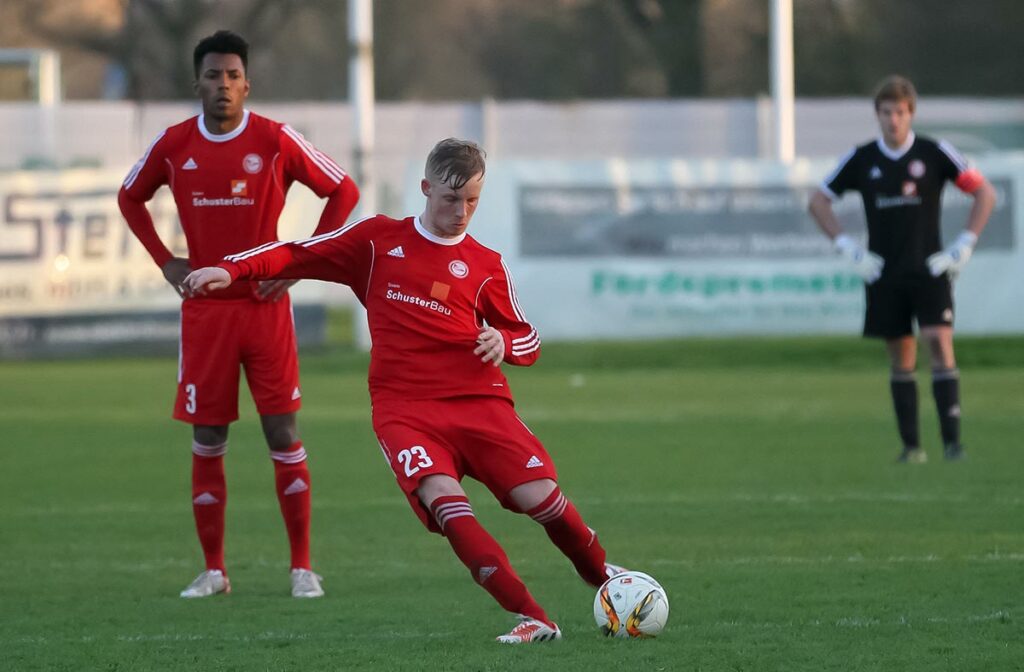 Marcel Vones, hier im Schilkseer Dress gegen Eintracht Braunschweig II, ist bekannt für seine gefährlichen Freistöße. © Ismail Yesilyurt
