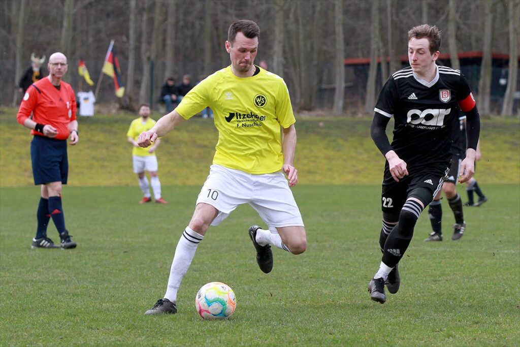 Die beiden Besten ihrer Teams im direkten Duell. Jonas Kessler (li., Wiker SV) und Tony Buck (MTV Dänischenhagen). © 2023 Ismail Yesilyurt