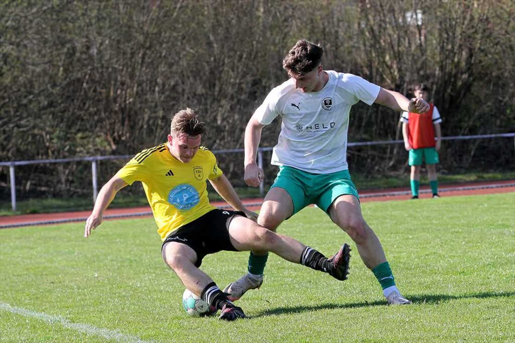 Jonas Schäfer (TSV Altenholz) im Zweikampf mit Anthony Voß (re., TSV Klausdorf). © 2025 Ismail Yesilyurt Jonas Schäfer (TSV Altenholz) im Zweikampf mit Anthony Voß (re., TSV Klausdorf). © 2025 Ismail Yesilyurt