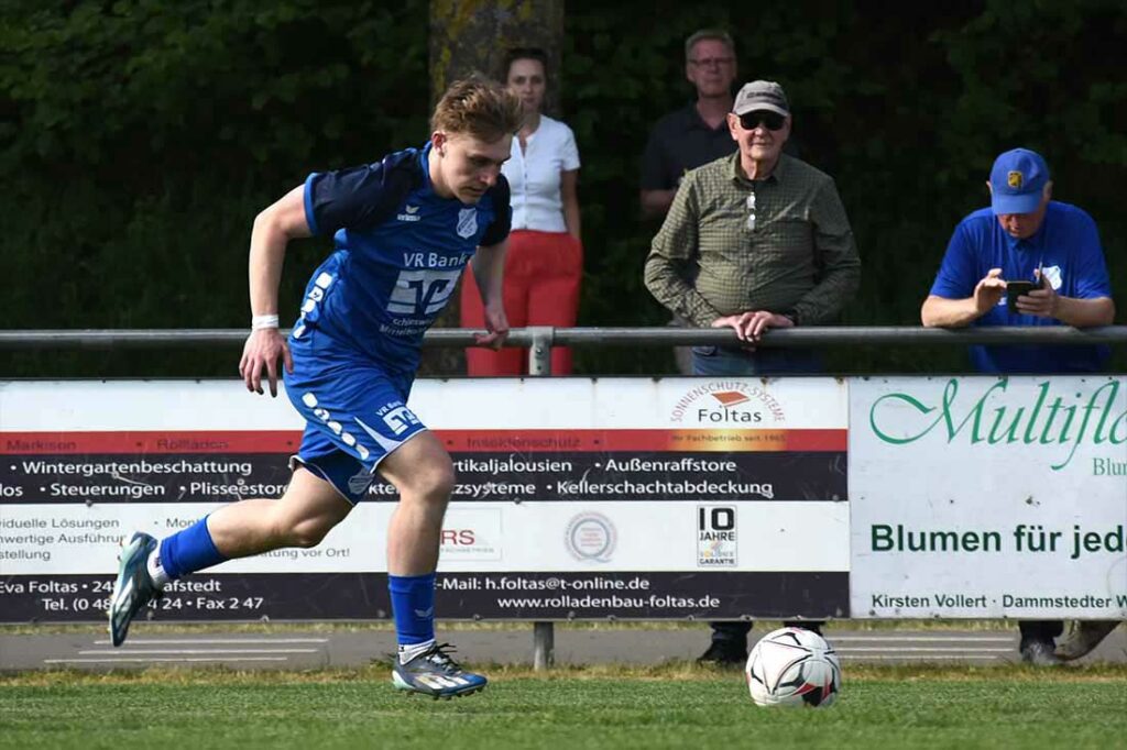Henry Grothkopp (Jevenstedt) traf gegen Heide nicht und sparte sich die tore für später auf . © 2024 Olaf Wegerich