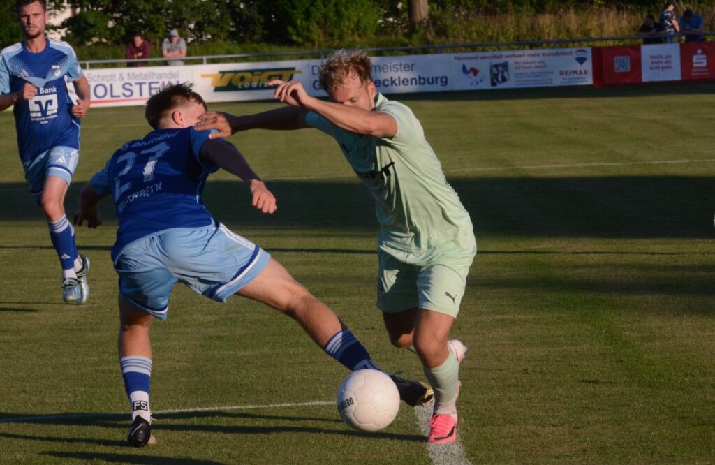 Youri von der Mehden (PSV Neumünster) lässt Lorenz Billerbeck (TUS Rotenhof) aussteigen. © 2026 Olaf Wegerich Youri von der Mehden (PSV Neumünster) lässt Lorenz Billerbeck (TUS Rotenhof) aussteigen. © 2026 Olaf Wegerich