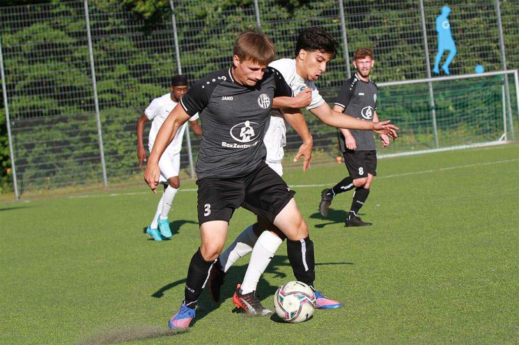 Beide Seiten zeigten guten Einsatzwillen, hier bedrängt Süleyman Derici (re., Inter Türkspor) Kjell Ludwig (VfB Kiel). Quelle: Ismail Yesilyurt
