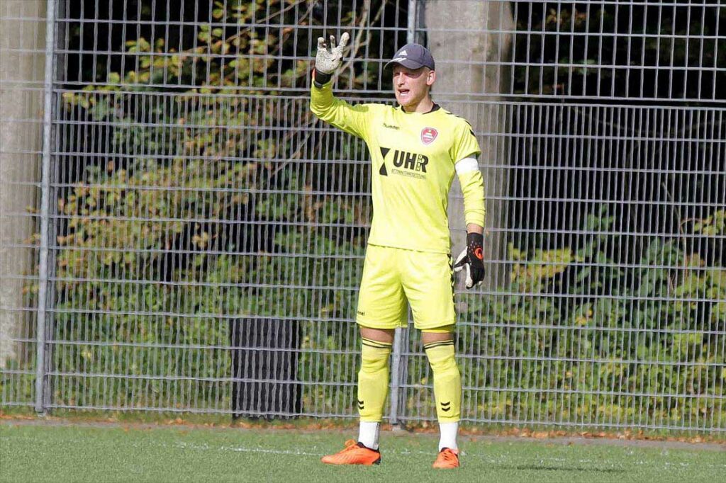 Keeper und Kapitän Jonas Wolz bewahrt den SC Weiche Flensburg 08 II vor einer Niederlage. © 2023 Ismail Yesilyurt 