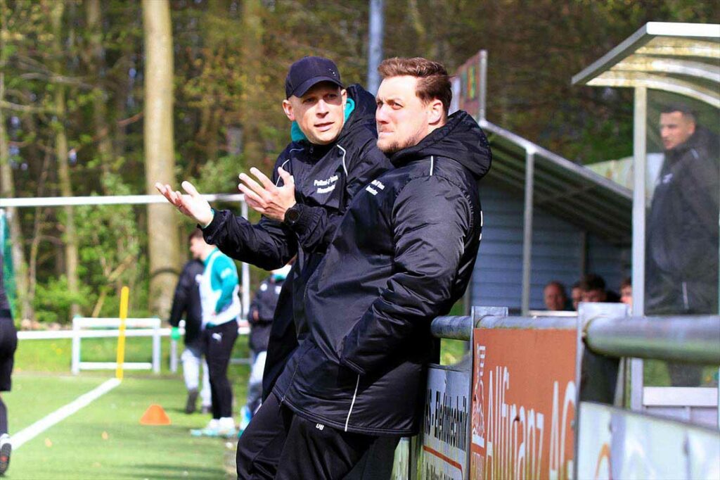 Chefcoach Marco Frauenstein (li., PSV Neumünster) und Co Dennis Buthmann. © 2024 Ismail Yesilyurt Chefcoach Marco Frauenstein (li., PSV Neumünster) und Co Dennis Buthmann. © 2024 Ismail Yesilyurt