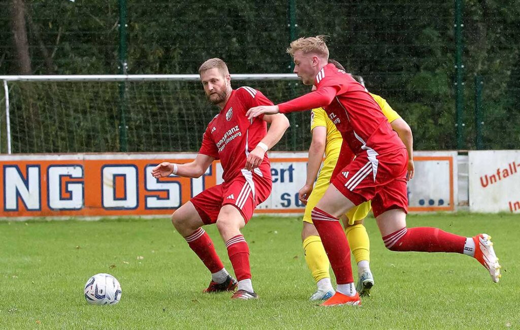 Andreas Büffel Büssau (li., TSV Flintbek) macht vom Punkt aus das 1:0. © 2024 Ismail Yesilyurt Andreas Büffel Büssau (li., TSV Flintbek) macht vom Punkt aus das 1:0. © 2024 Ismail Yesilyurt