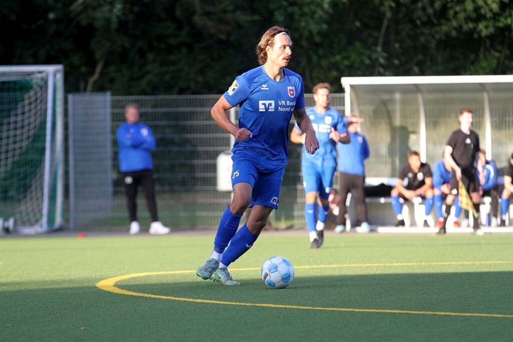 Tjark von Lanken (TSV Friedrichsberg-Busdorf) zeigte neben guter Abwehrarbeit auch Spielmacherqualitäten. © 2025 Ismail Yesilyurt