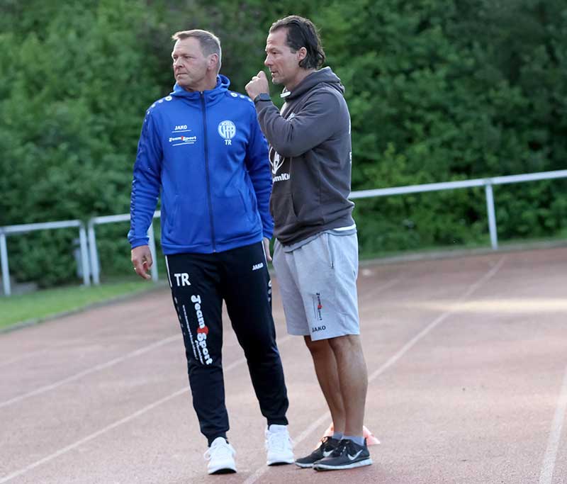 Trainer Matthias Liebal (li., VfB Kiel) und Physiotherapeut und Arzt "Budde" Hartung fiebern mit Spannung der Auftaktspartie entgegen. © Ismail Yesilyurt