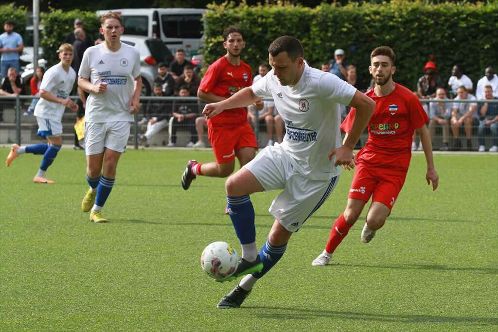 Jan Frederik Kaps (Oldenburger SV). © Ismail Yesilyurt Jan Frederik Kaps (Oldenburger SV) schießt fast im Alleingang Inter Türkspor Kiel ab. © 2023 Ismail Yesilyurt