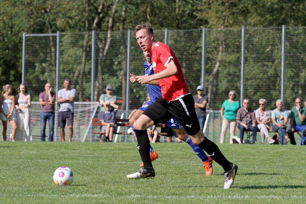 Marc Zeller (Rot-Schwarz Kiel) markiert gegen seinen Lieblingsgegner, gegen den der Torjäger fast immer trifft, den 4:4-Endstand. © 2023 Ismail Yesilyurt