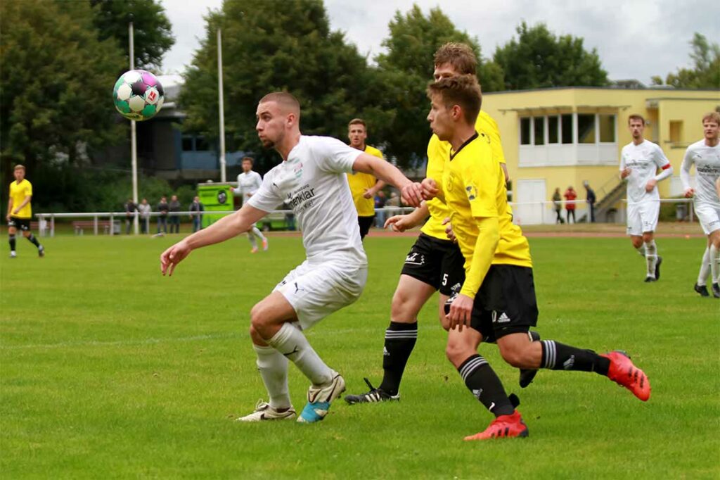 Mit dem 3-0 durch Justin Baasch (li., Kronshagen) war die Arbeit für die Gäste erledigt. Thore Ceynowa und Mats Ellwanger versuchen hier Baasch aufzuhalten. Quelle: Ismail Yesilyurt