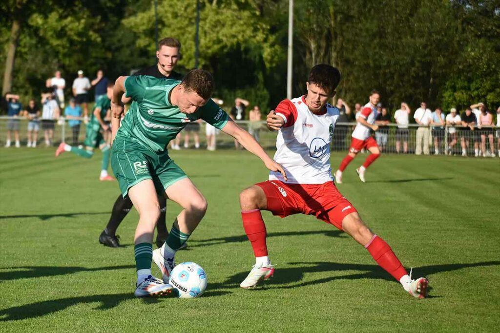 Marvin Ehlert (PSV Neumünster) gegen Jorik Wulff (VfB Lübeck). © 2024 Olaf Wegerich Marvin Ehlert (PSV Neumünster) gegen Jorik Wulff (VfB Lübeck). © 2024 Olaf Wegerich