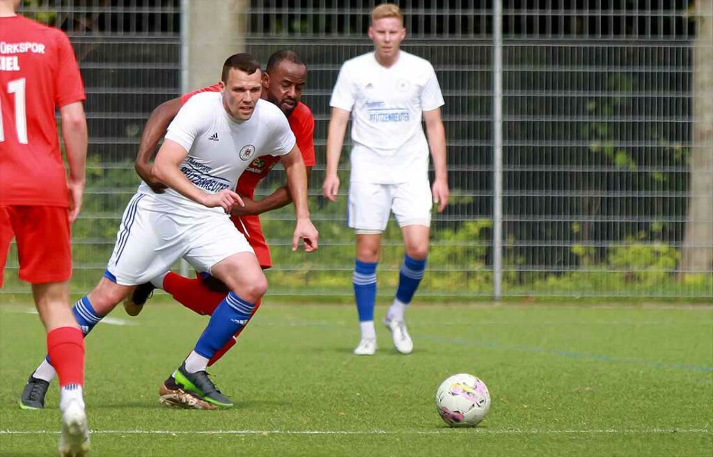 Inter Türkspor hatte Freddy Kaps, der im Hinspiel 5 Mal traf, gut im Griff. Hier ist am 13. August Grady Zinkondo an Kaps dran. © 2023 Ismail Yesilyurt