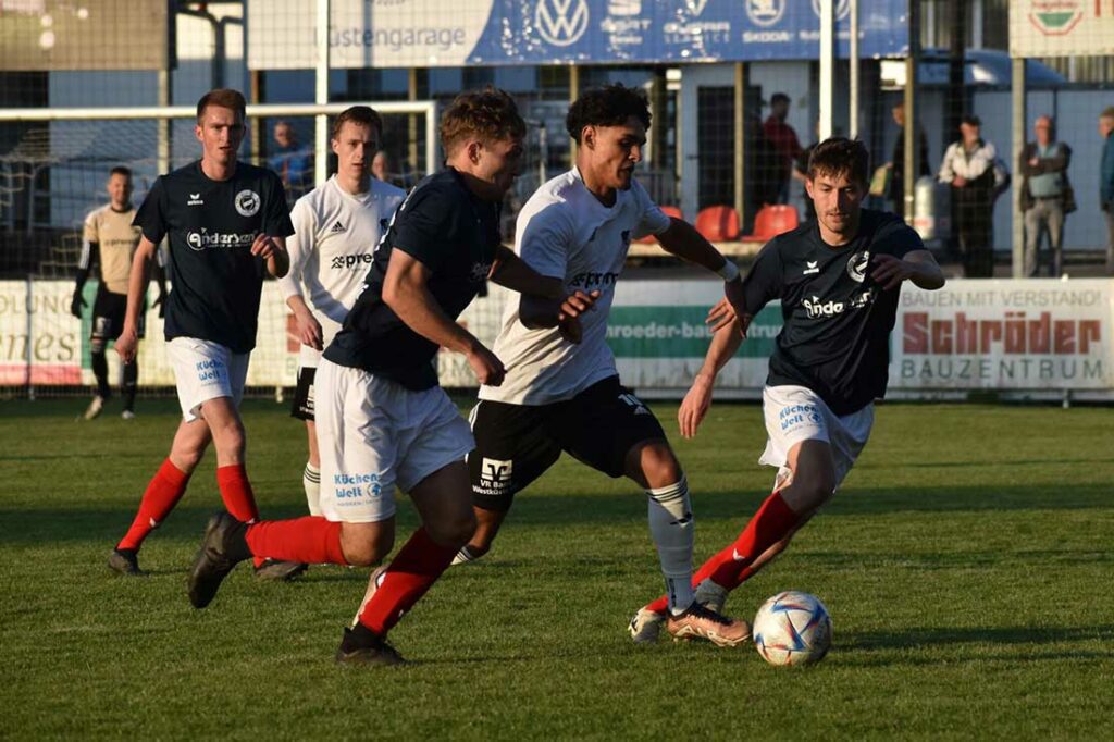 Pascal Ayene (Heider SV) nimmt die goldene Mitte gegen 2 Satruper. © 2024 Kristina Gay-Heider SV Liga GmbH Pascal Ayene (Heider SV) nimmt die goldene Mitte gegen 2 satruper. © 2024 Kristina Gay-Heider SV Liga GmbH