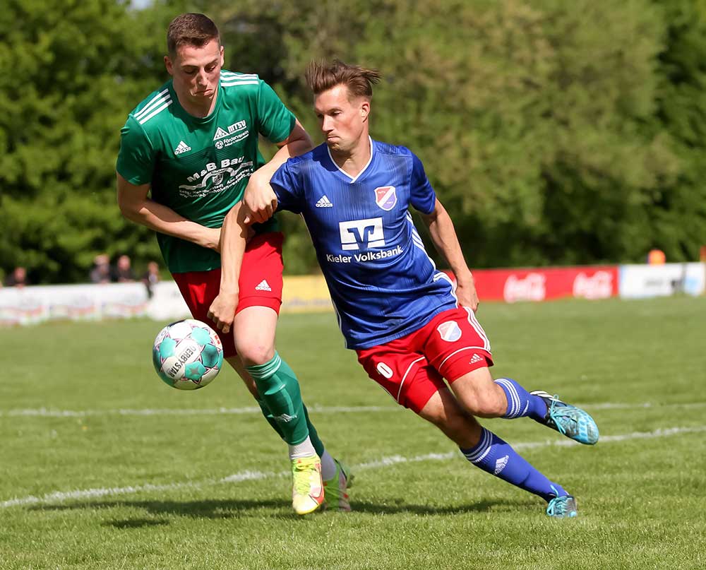 Marvin Blümke (re., Eidertal), hier gegen Hohenwestedts Henrik Schnoor, markierte die Führung für seine Mannschaft. Quelle- Ismail Yesilyurt